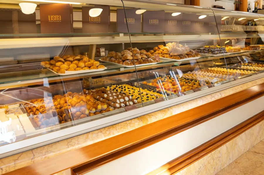 Il bancone della pasticceria Lisita