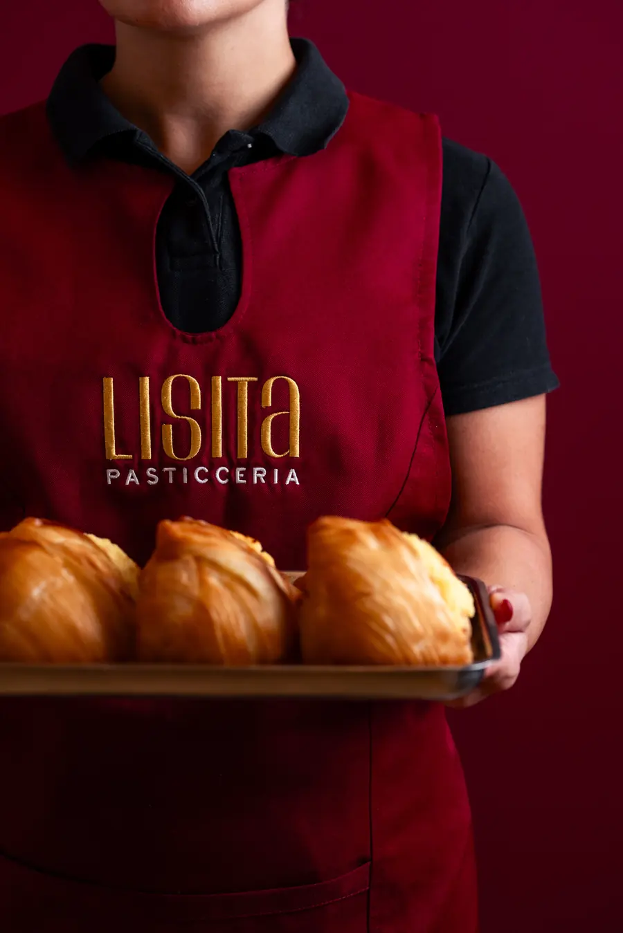 Una pasticcera Lisita con un vassoio di dolci